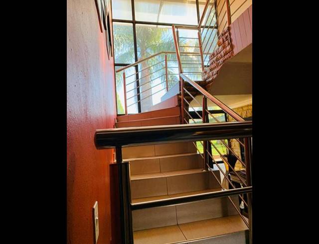 5 BEDROOM HOUSE FOR SALE IN SHAYANDIMA